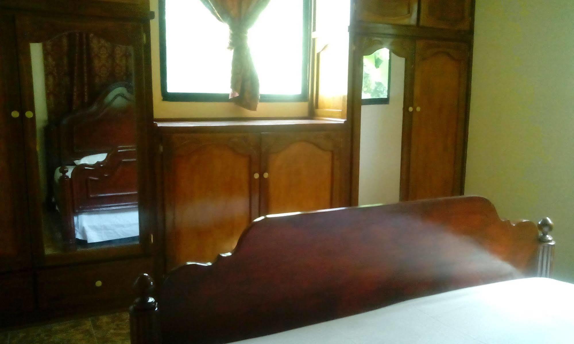 Le Dubourg Guesthouse Монтруи Экстерьер фото