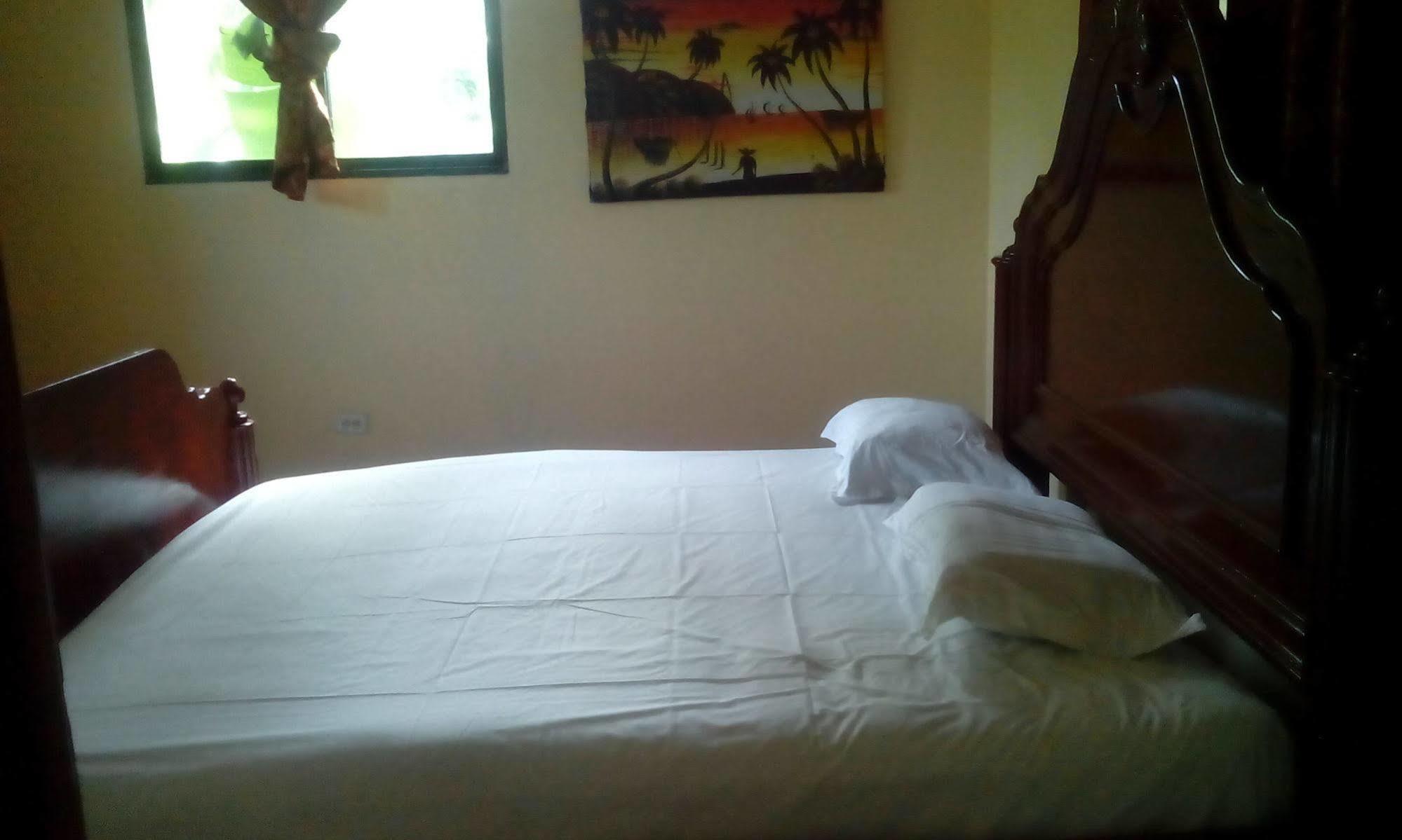 Le Dubourg Guesthouse Монтруи Экстерьер фото