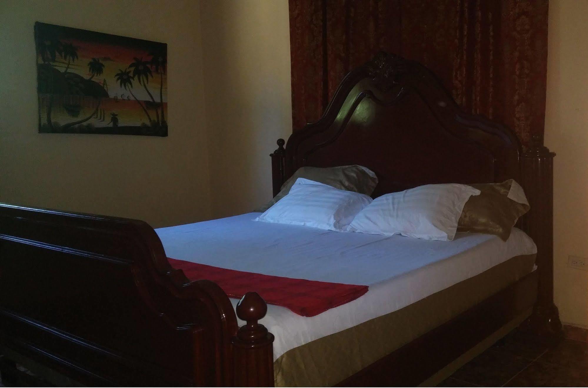 Le Dubourg Guesthouse Монтруи Экстерьер фото